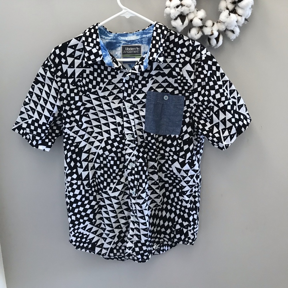 Modern Amusement men’s size M button down shirt